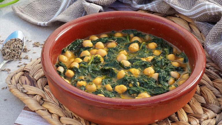 Delicia Andaluza: Espinacas con Garbanzos al Sabor Tradicional