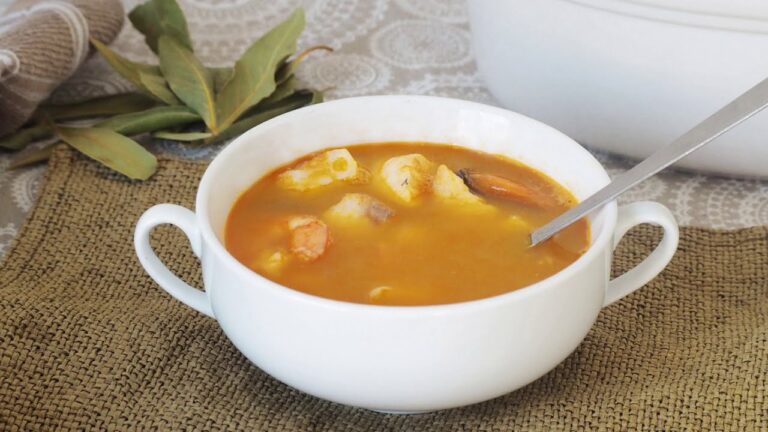 Sopa de Pescado y Mariscos con Ingredientes Frescos