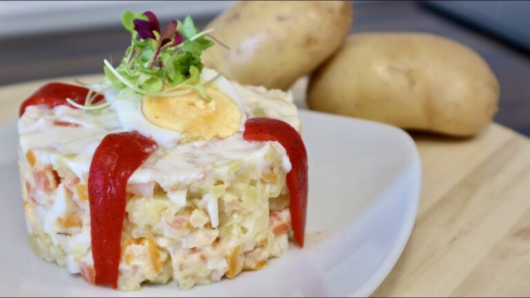 Delicias de tapas clásicas con ensaladilla rusa