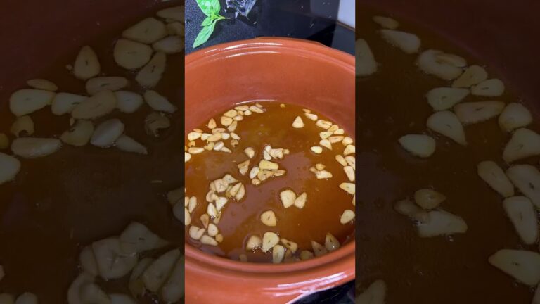 Deliciosa cuchara de sopa de ajo casera
