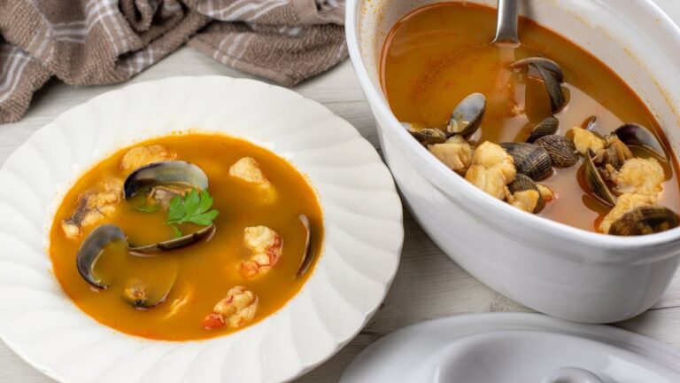Deliciosa sopa de pescado y mariscos